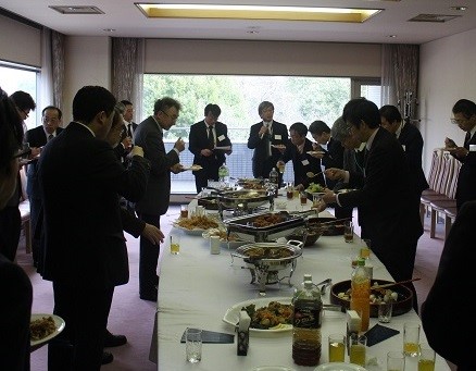 食事・歓談の様子